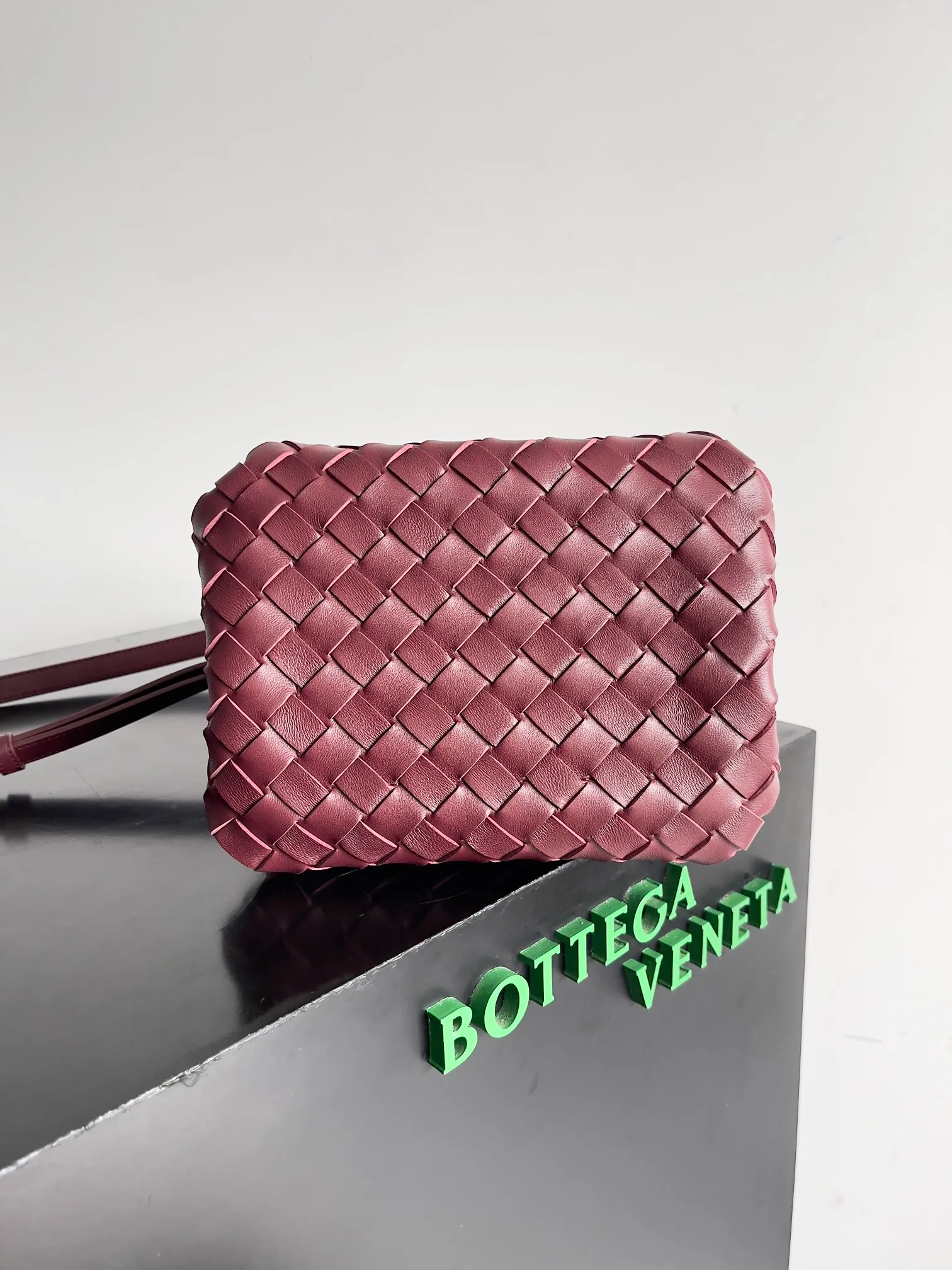 Batch 1760 BV home is new! Andiamo combines the Bottega Veneta archive parachute handbag to inherit retro elements and integrate modern trends. The same style as Shu Qi's in Beijing Night. It is a continuation of the classic bag. It has three functions: hand carry, shoulder and cross-body. It is embellished with metal brass knot buckles. It is small and has an amazing capacity. It can easily hold sunglasses in a box / small bottle of water / powder powder / charger and other daily necessities when going out. The upper body is versatile. Style number: 796569 Size: 21*17*16.5cm